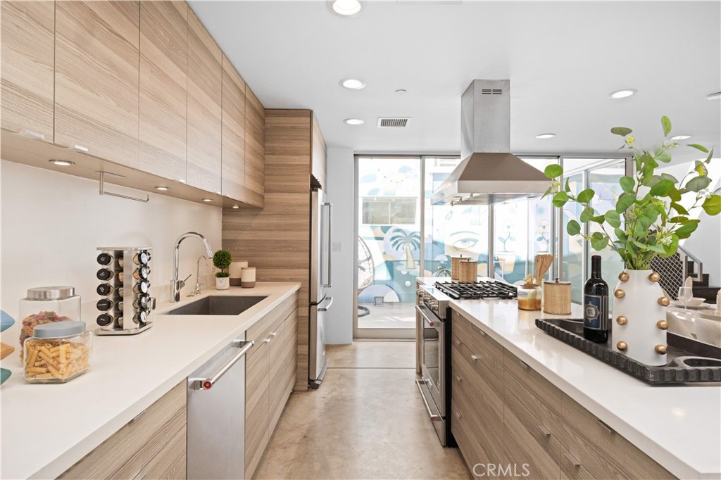 719 Venice Boulevard