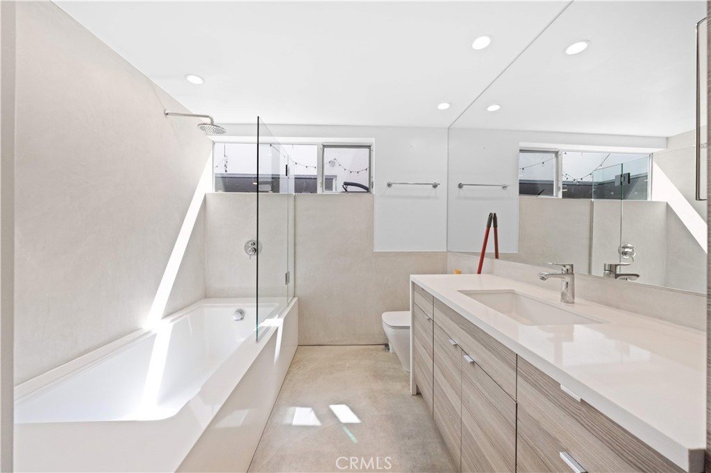 719 Venice Boulevard