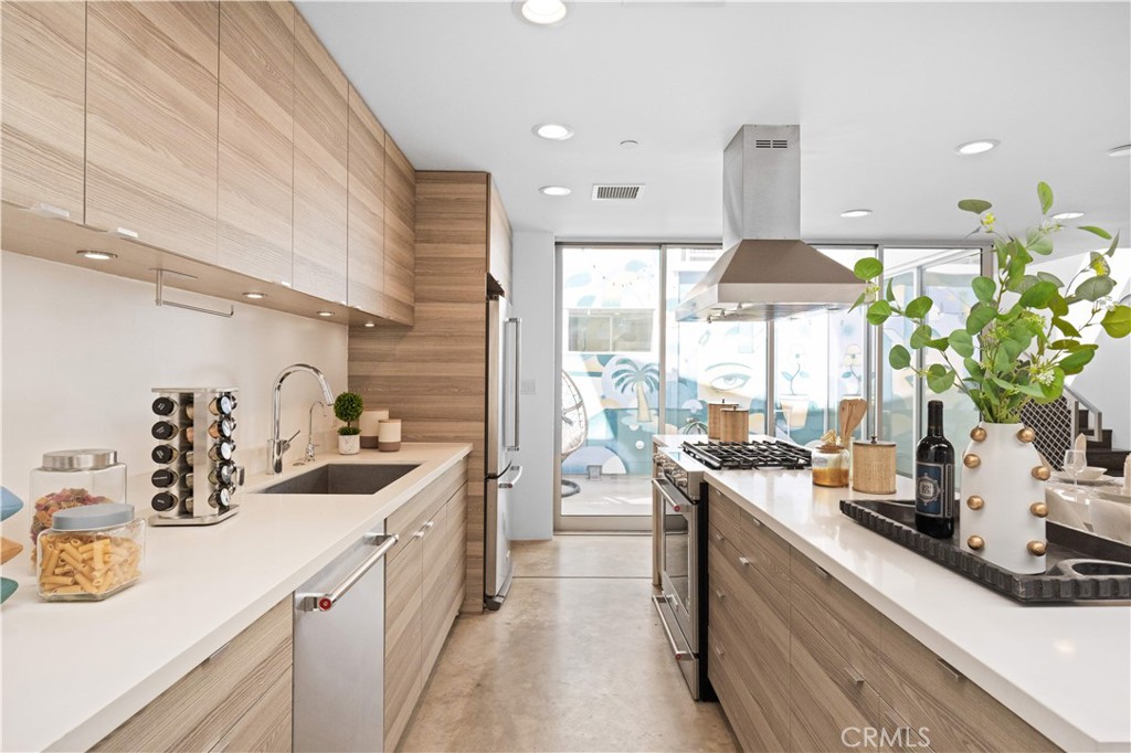 719 Venice Boulevard