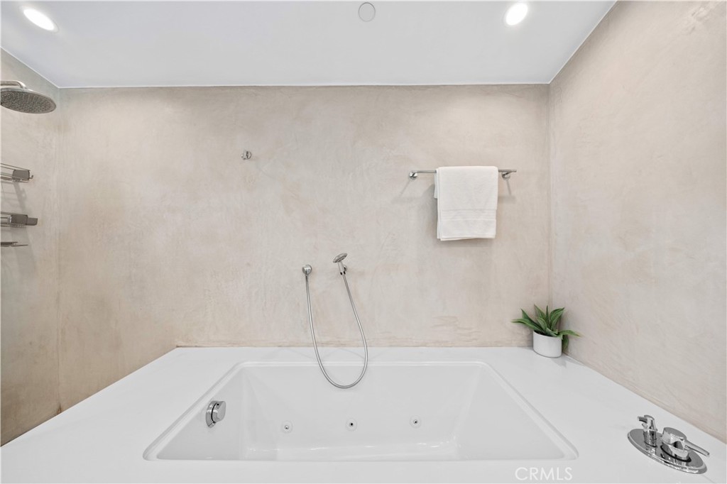 719 Venice Boulevard