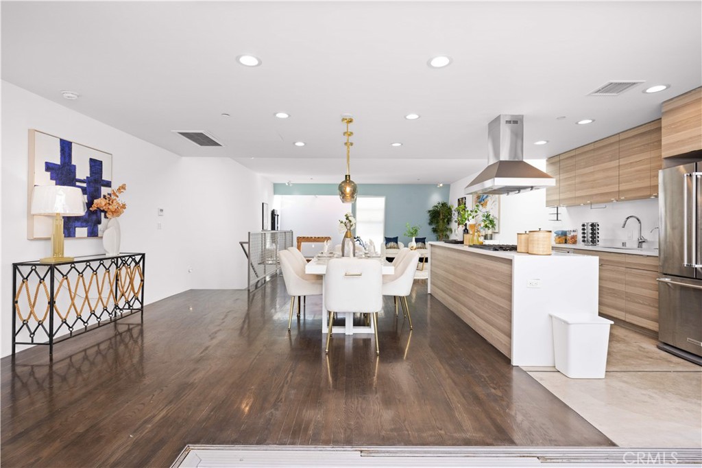 719 Venice Boulevard