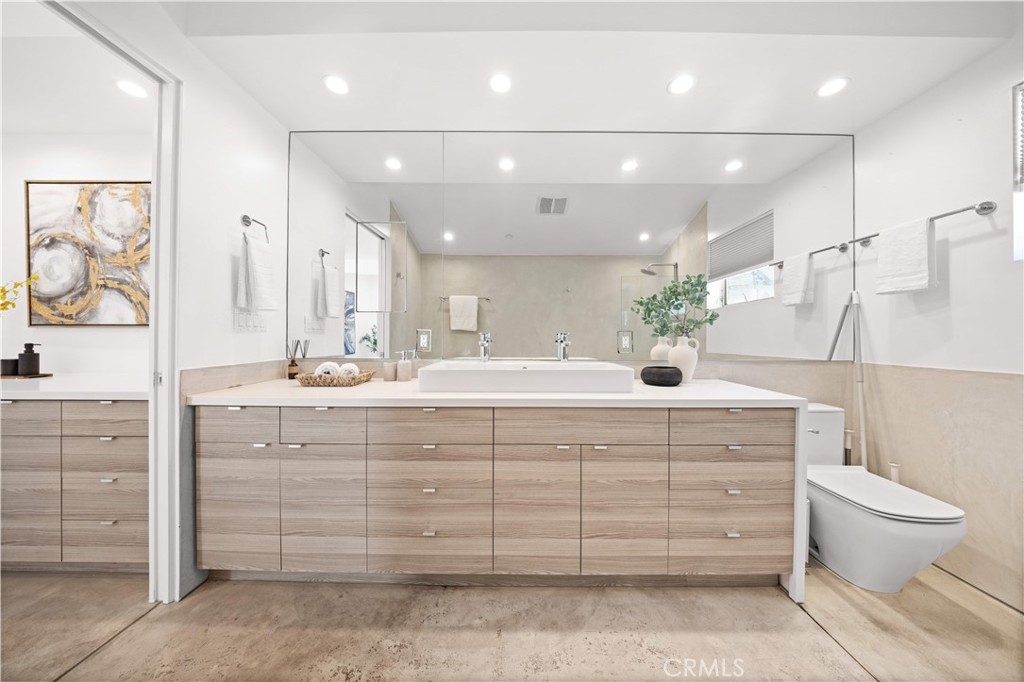 719 Venice Boulevard