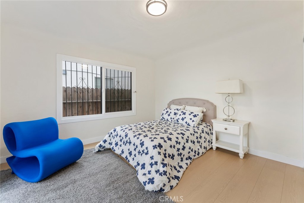 940 W 73rd