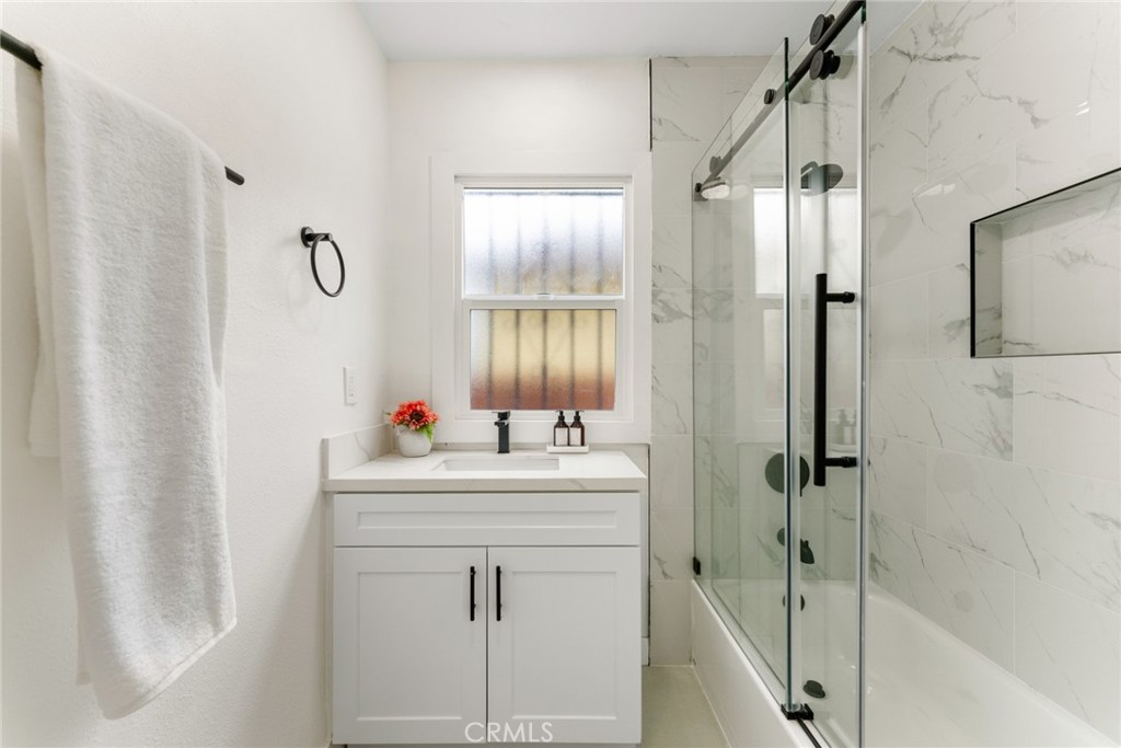 940 W 73rd