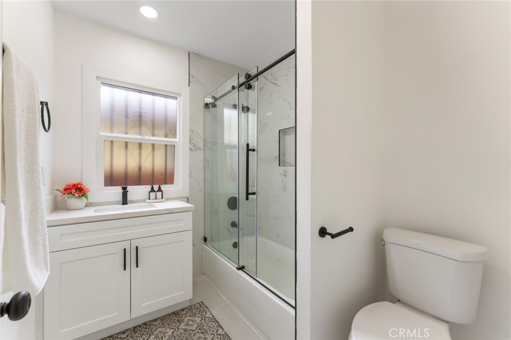 940 W 73rd