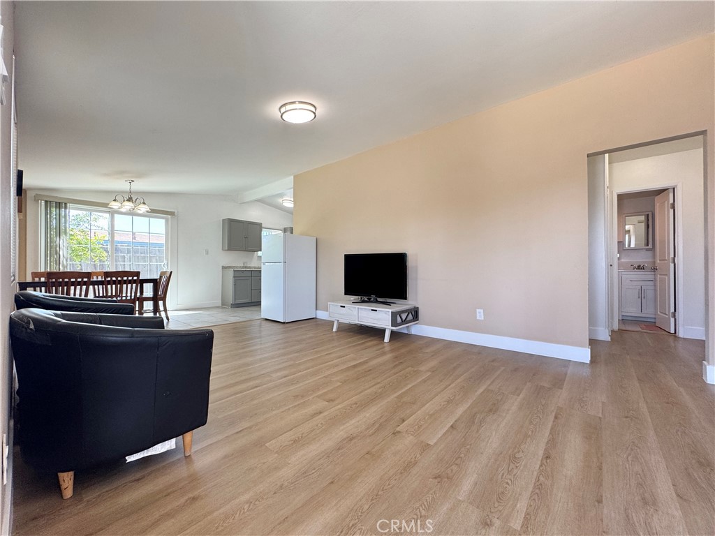 437 N Begonia