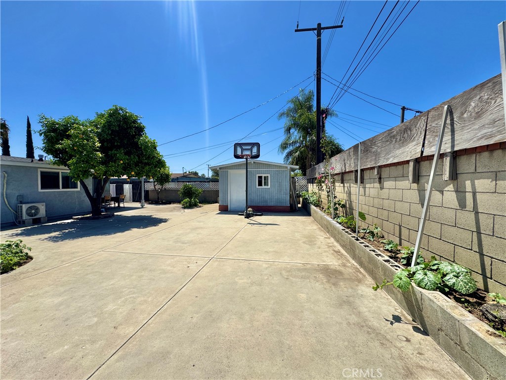 437 N Begonia