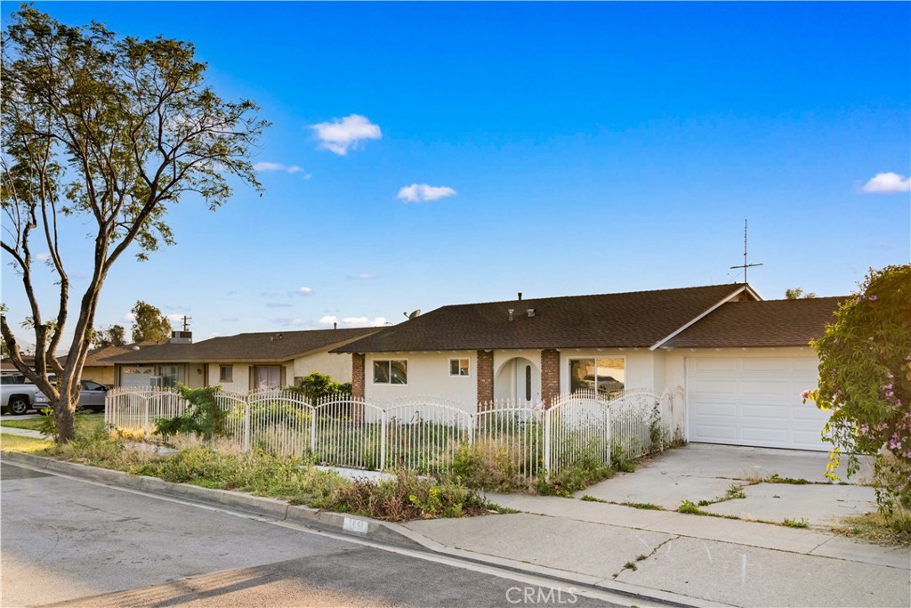 8646 Tamarind Avenue