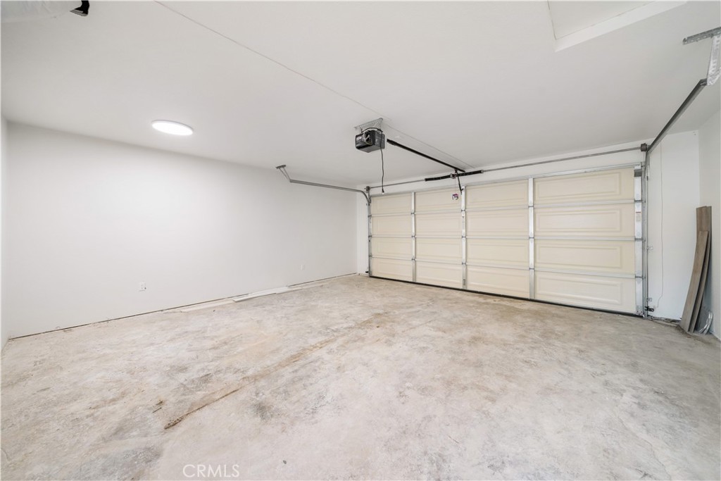 8646 Tamarind Avenue