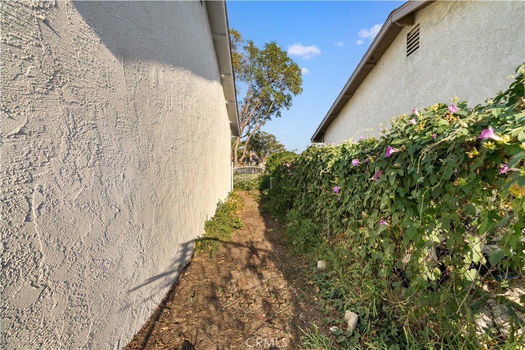 8646 Tamarind Avenue