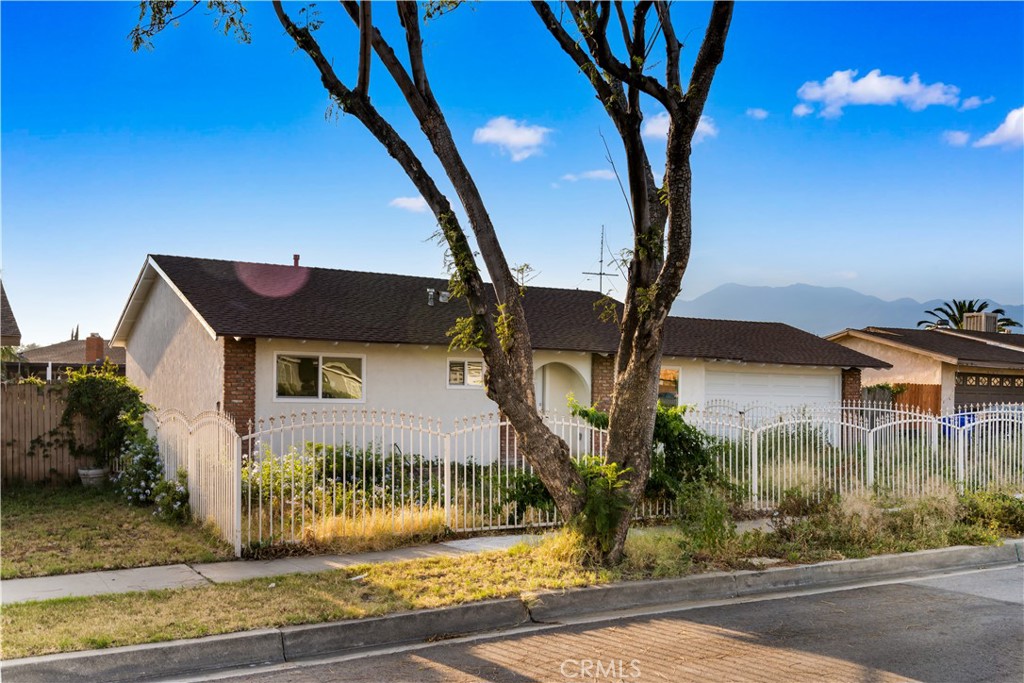 8646 Tamarind Avenue