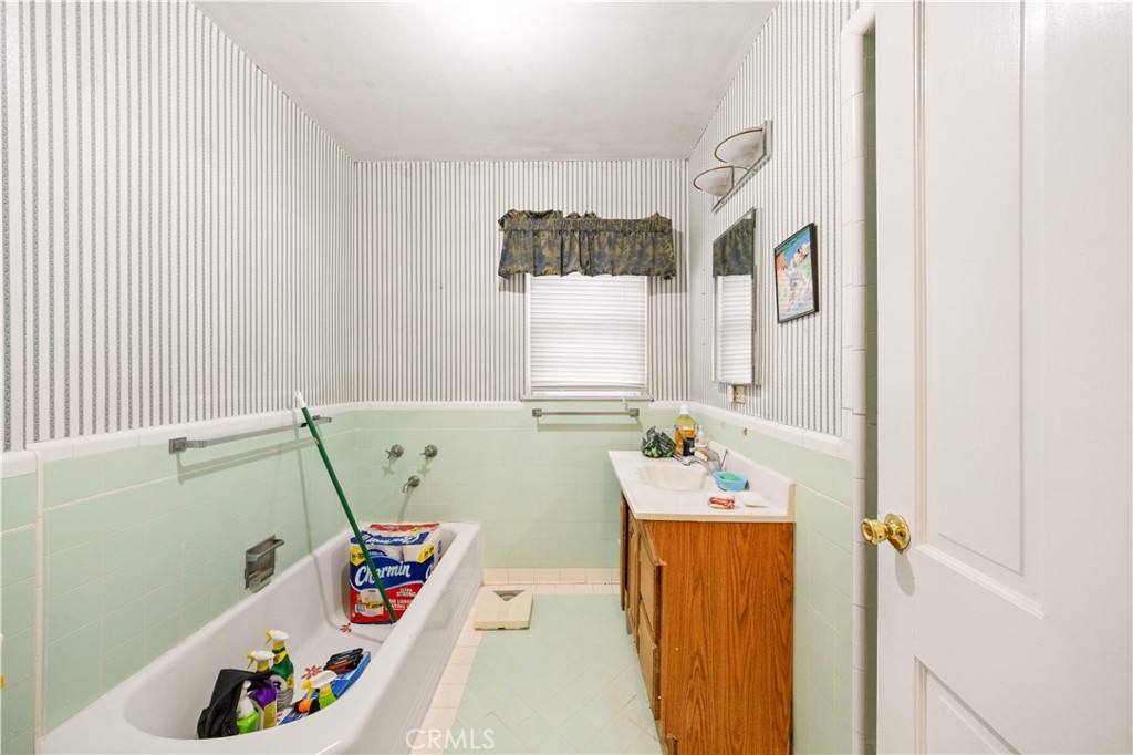 2233 S 4th