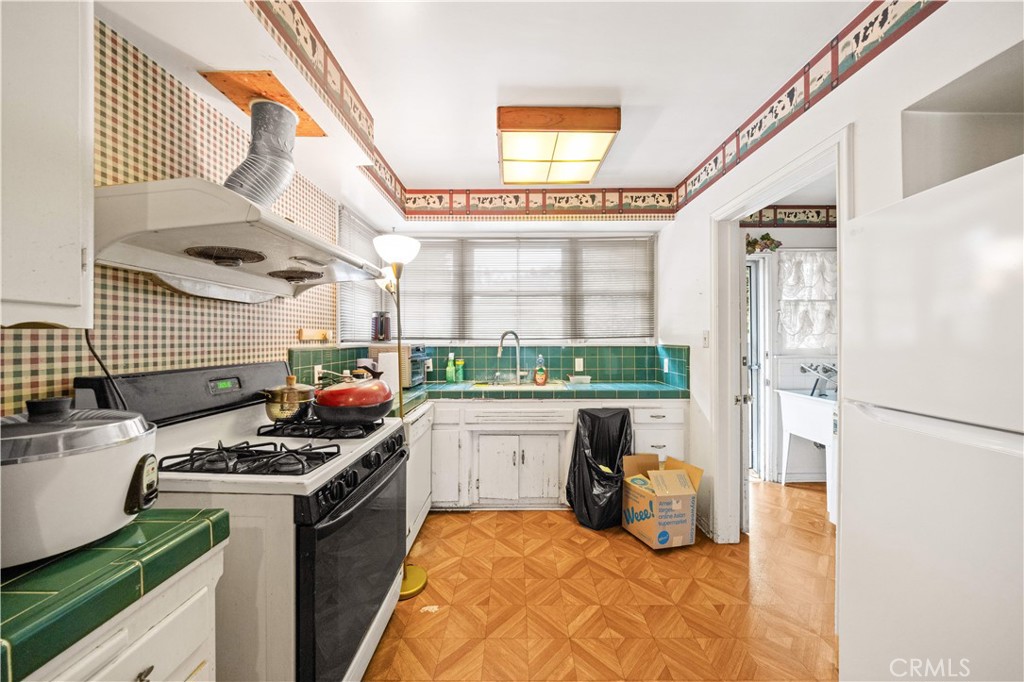 2233 S 4th