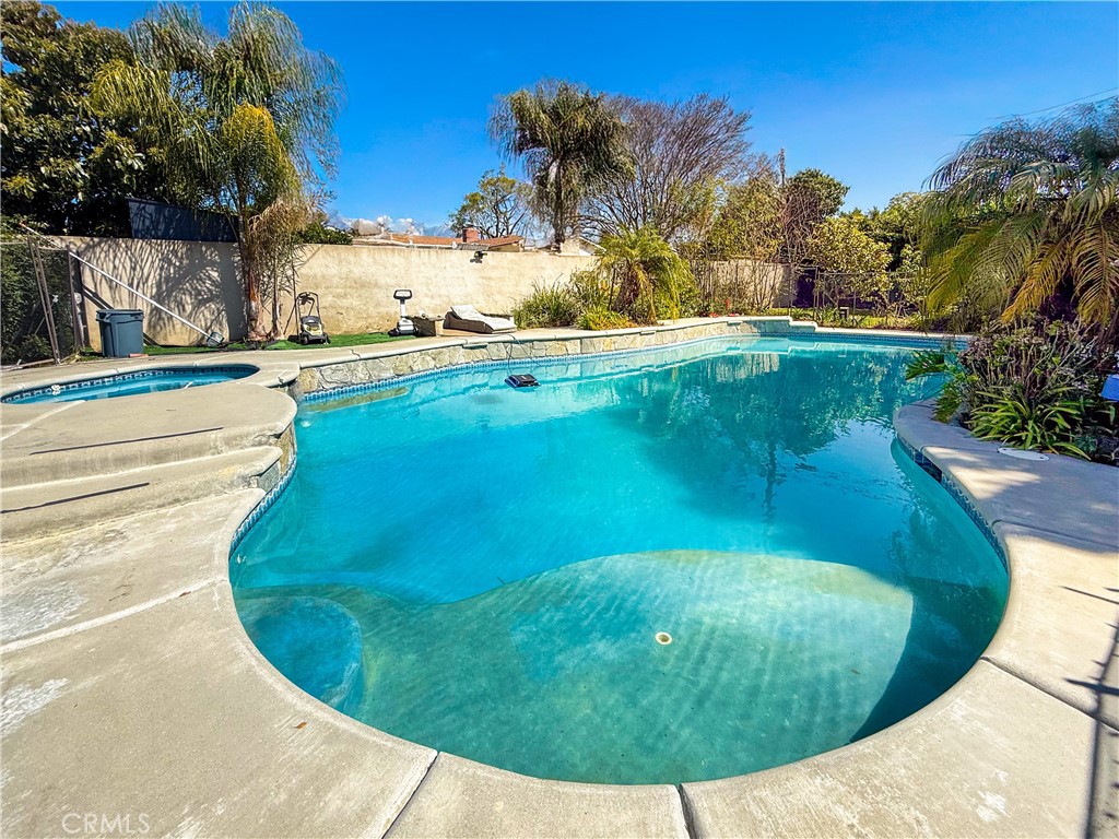 818 W Bonnie Brae Court