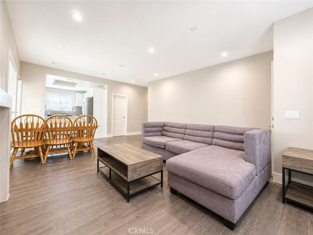 21046 E Cypress