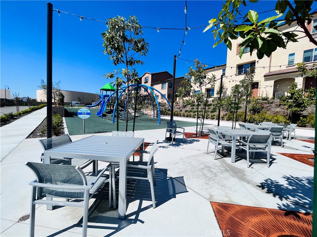 2031 Divine Arroyo