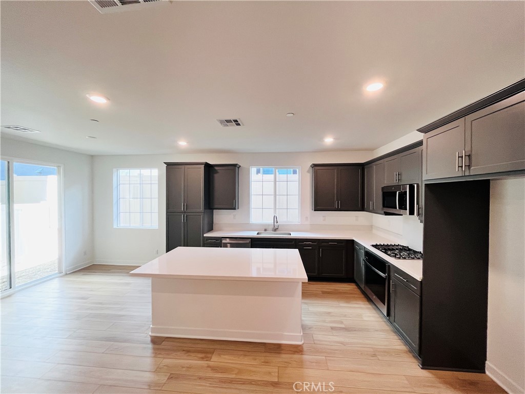 2031 Divine Arroyo