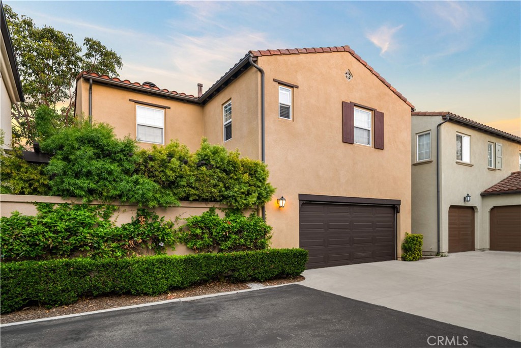 102 Chantilly