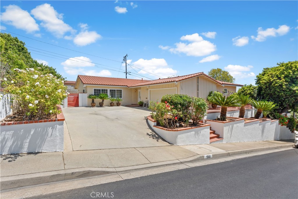 1560 Valley Vista