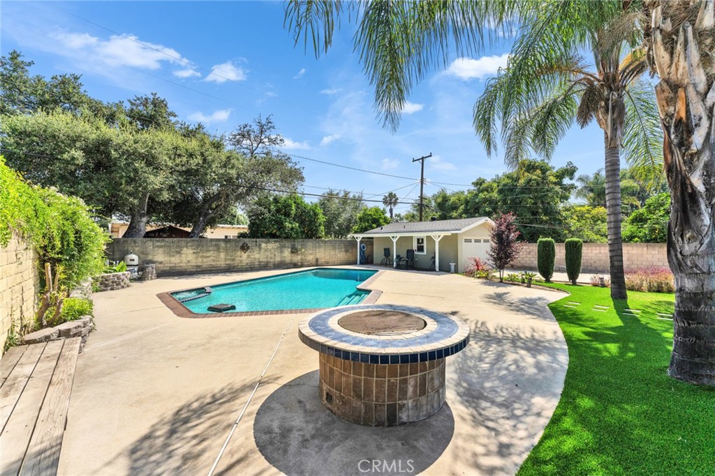644 E Mountain View