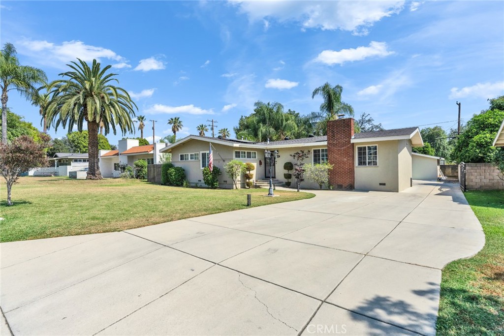 644 E Mountain View