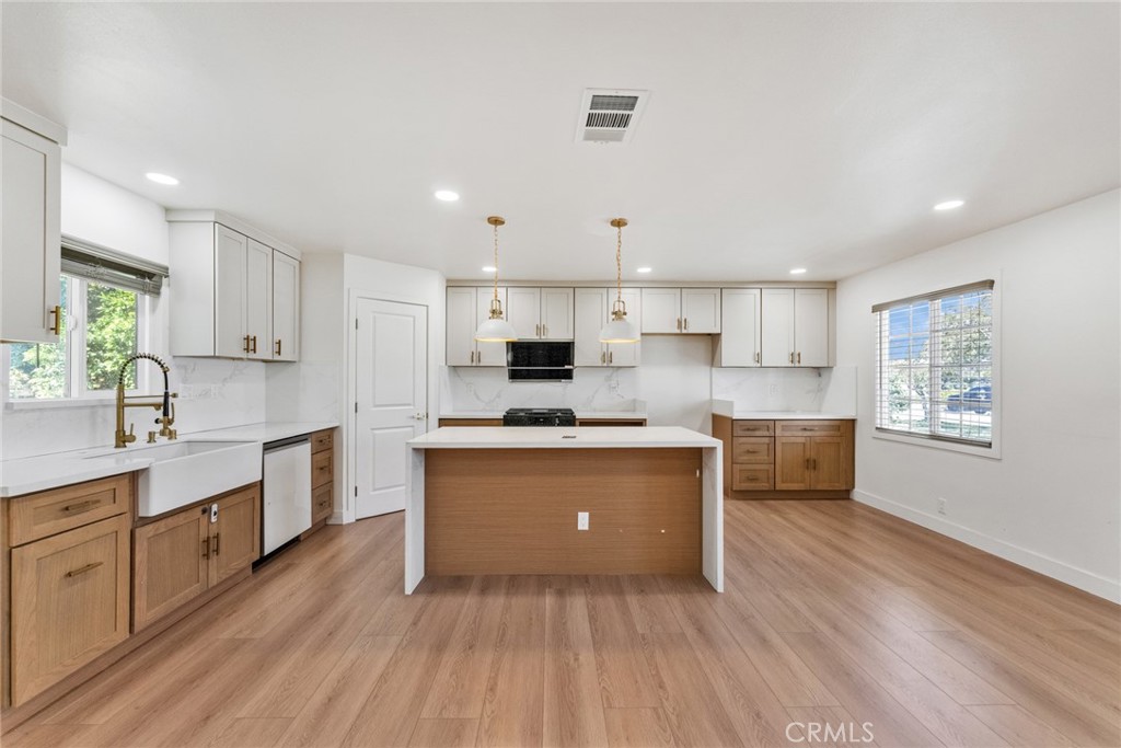 644 E Mountain View