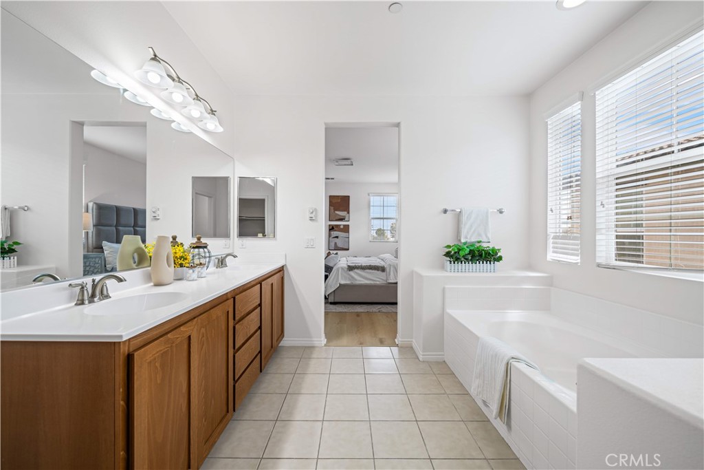 119 West Via Rua Flores
