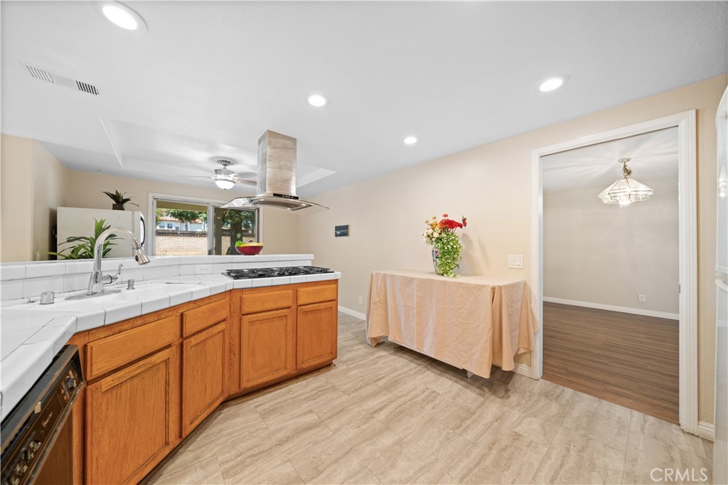 1428 S Helen