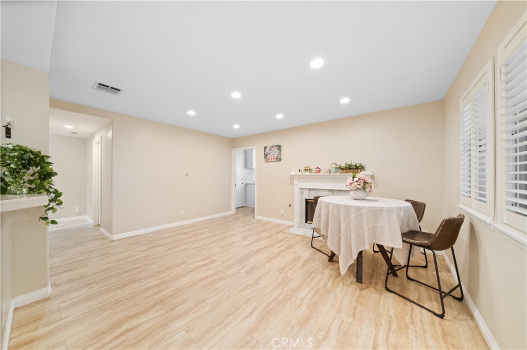 1428 S Helen