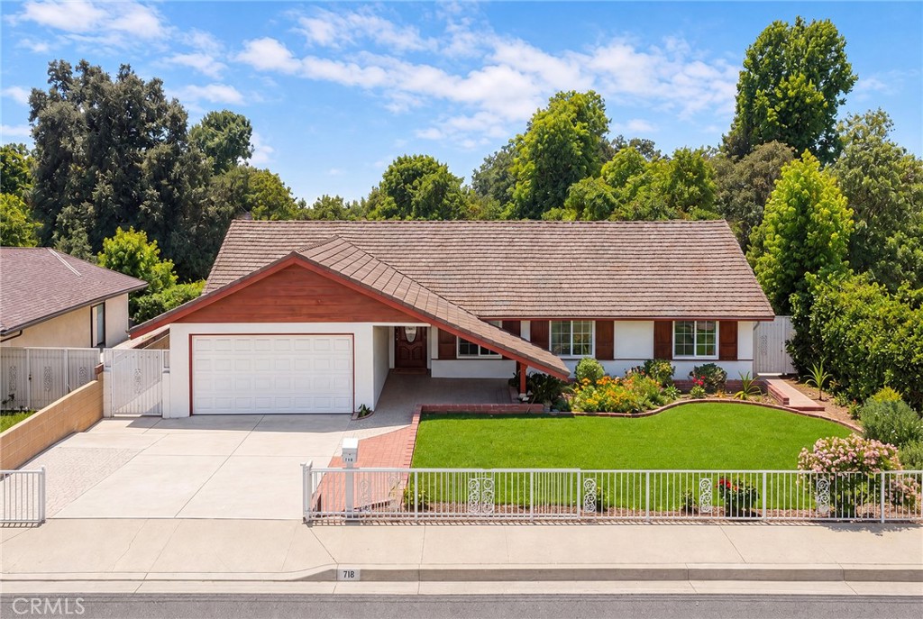 718 Camino Grove