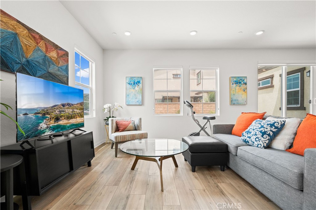 3929 E La Jolla Street