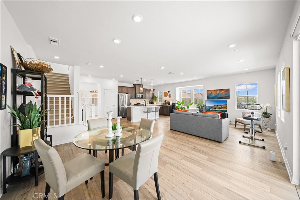 3929 E La Jolla Street