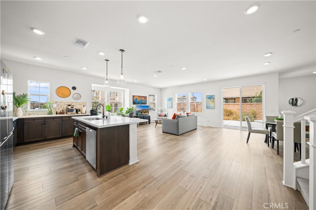 3929 E La Jolla Street