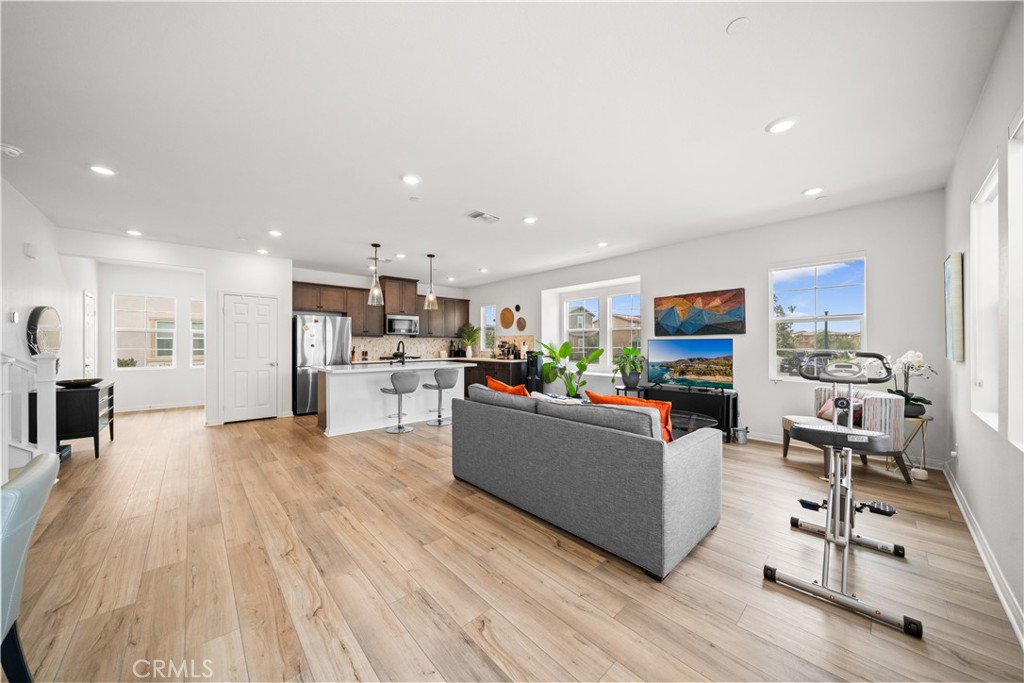 3929 E La Jolla Street