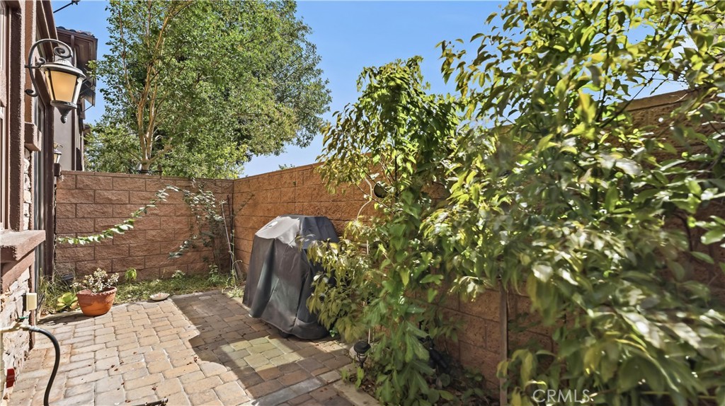 656 W Huntington