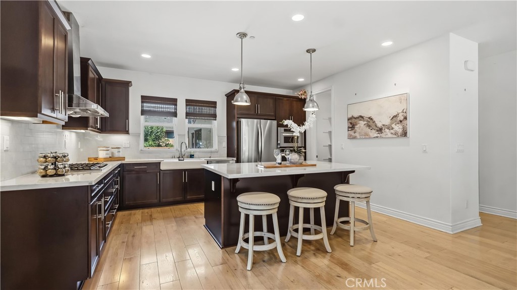 656 W Huntington