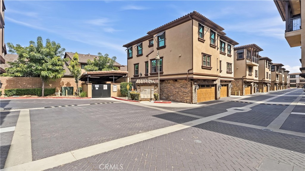 656 W Huntington