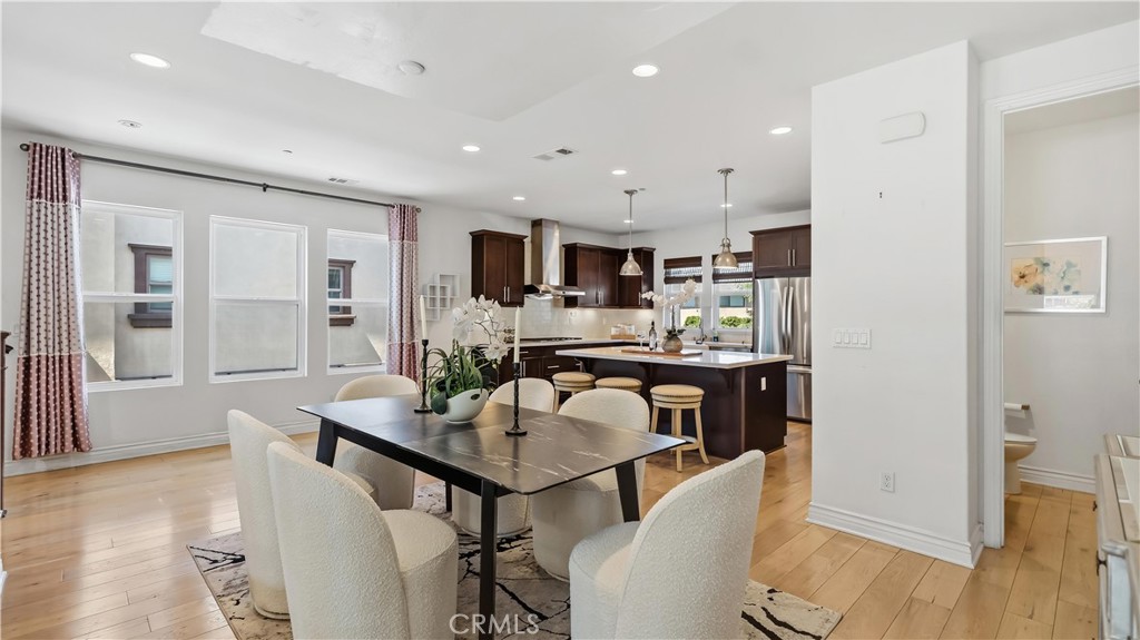656 W Huntington