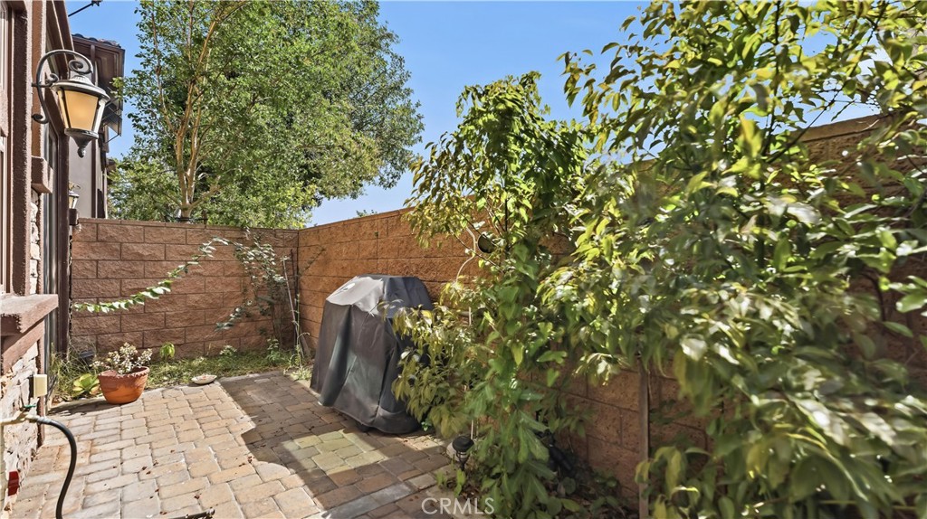 656 W Huntington