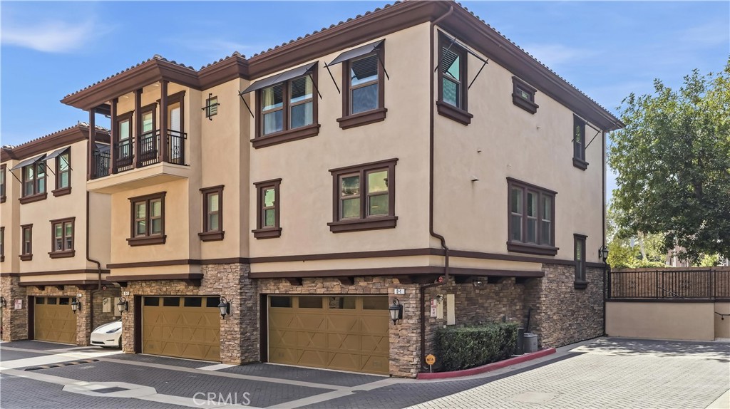 656 W Huntington