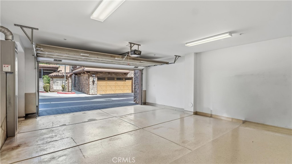 656 W Huntington