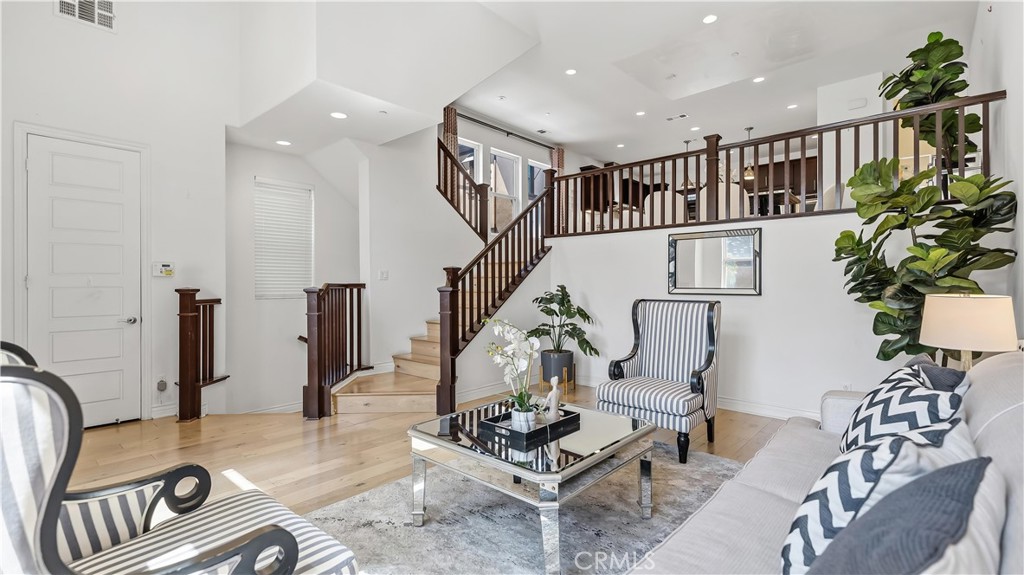 656 W Huntington
