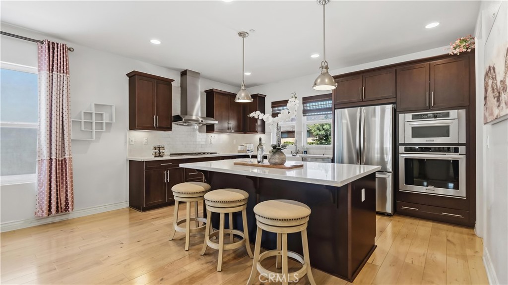 656 W Huntington