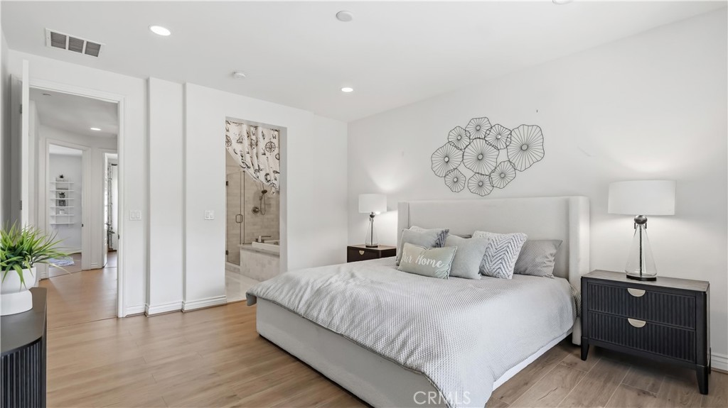 656 W Huntington