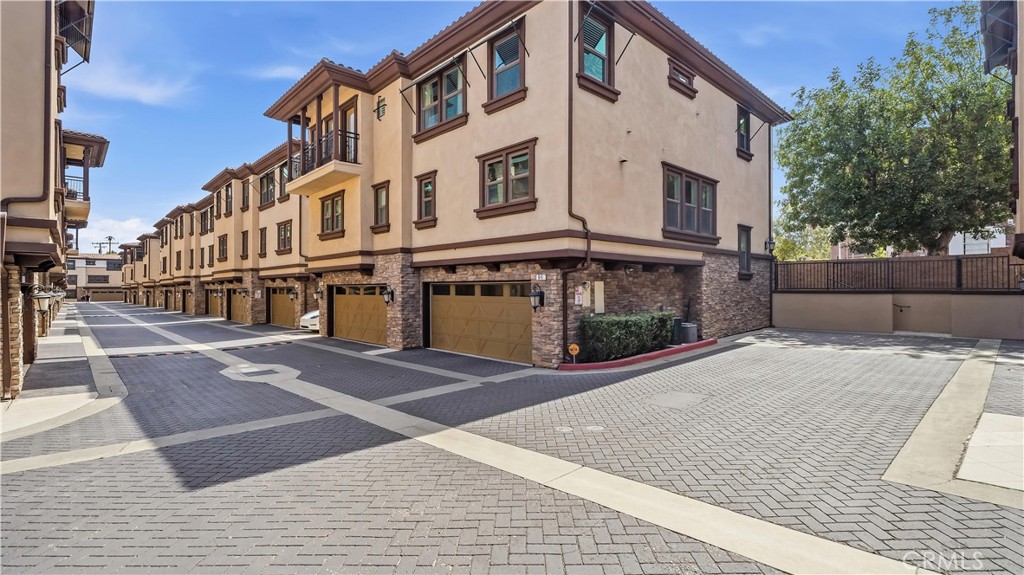 656 W Huntington