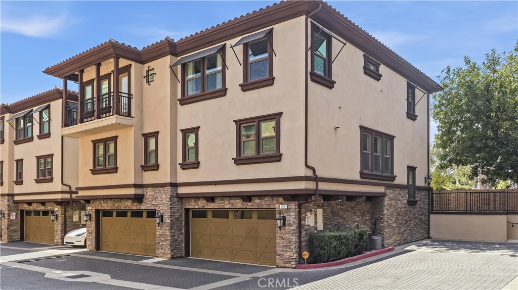 656 W Huntington