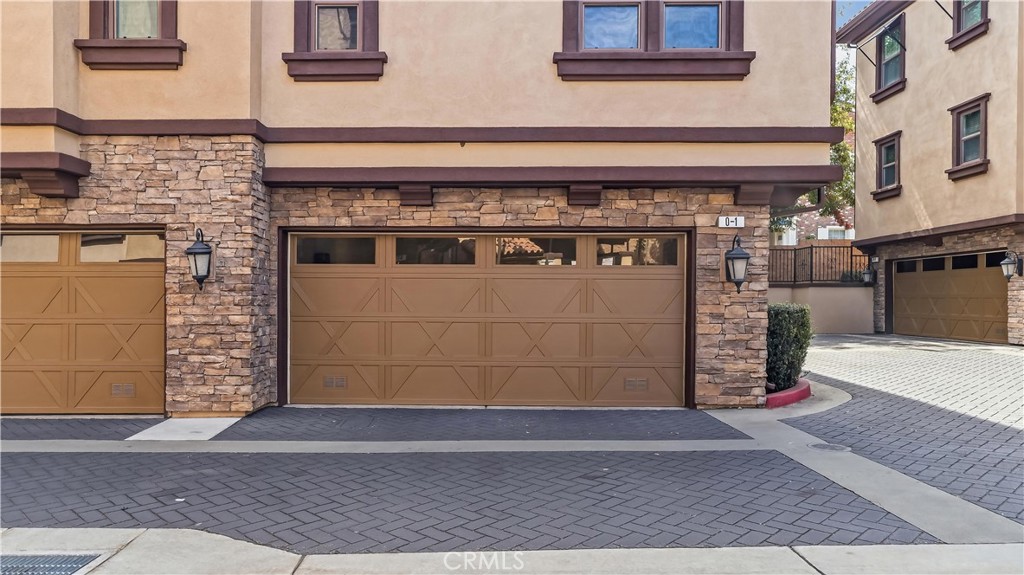 656 W Huntington