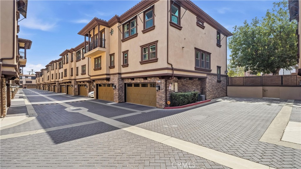 656 W Huntington