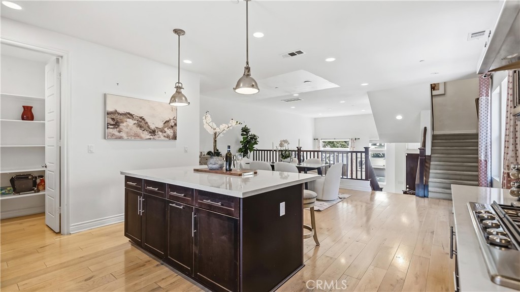 656 W Huntington