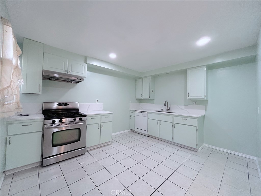 911 E La Verne Ave 1